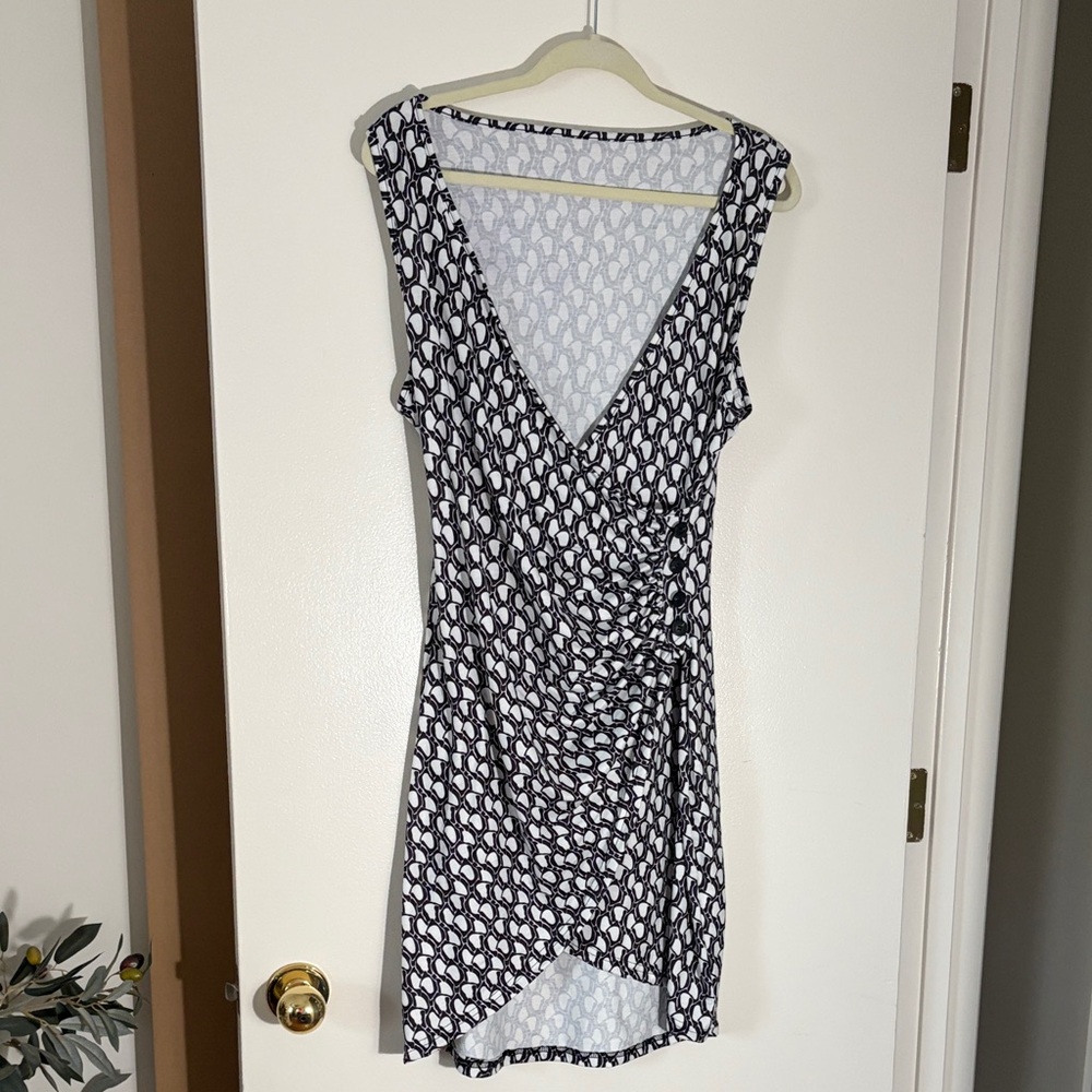 SHEIN Black and White Geometric Mini Wrap Dress